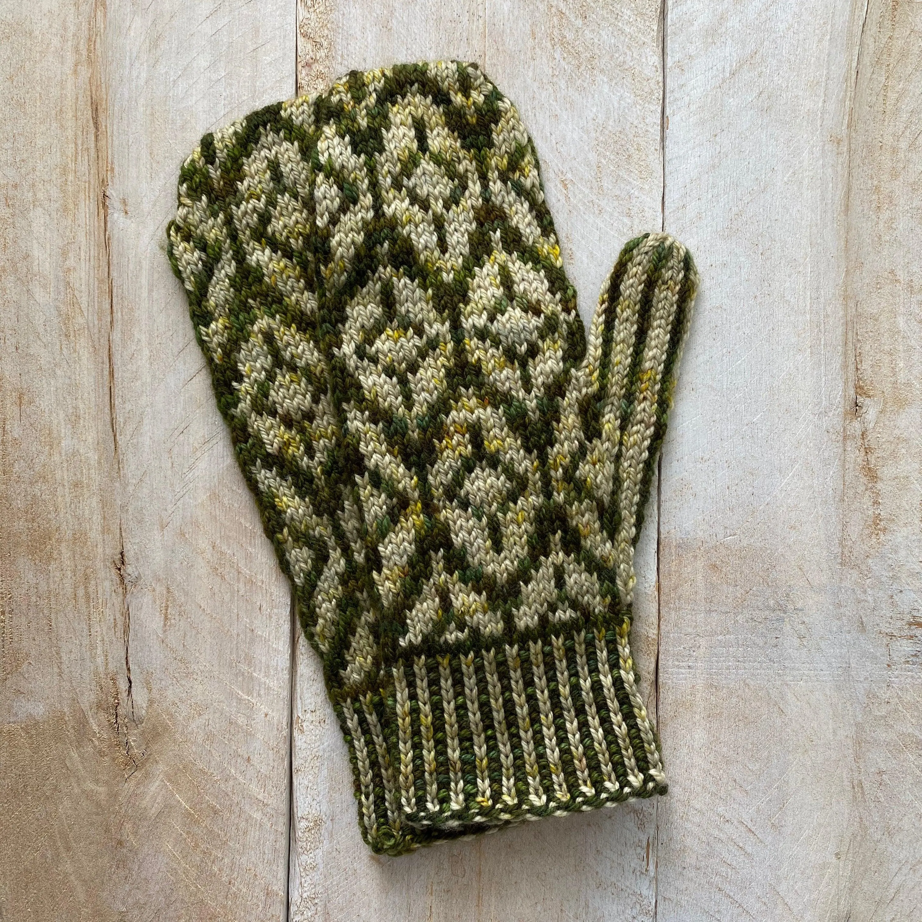 LANCELOT | Free Mitten Pattern In Stranded Colorwork