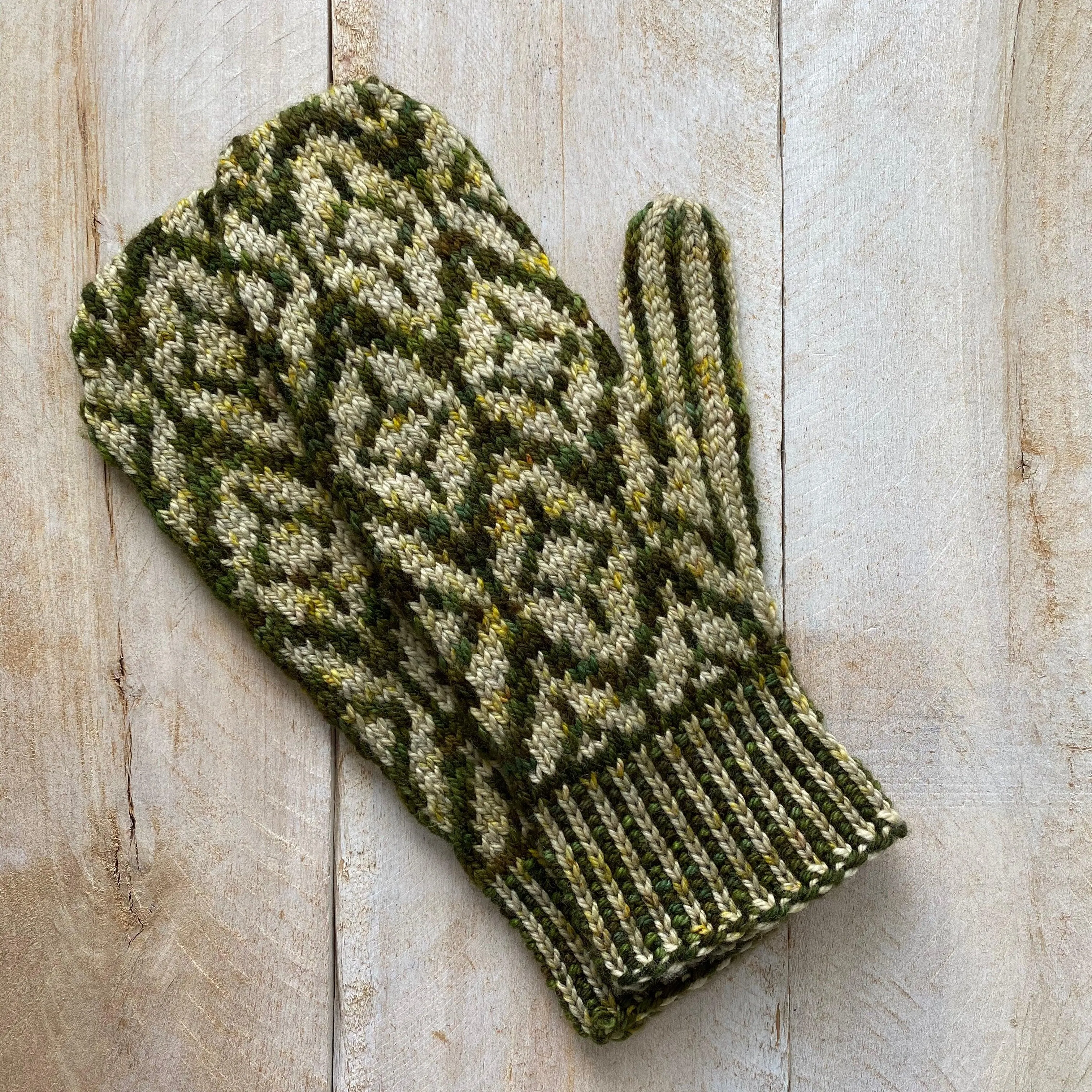 LANCELOT | Free Mitten Pattern In Stranded Colorwork