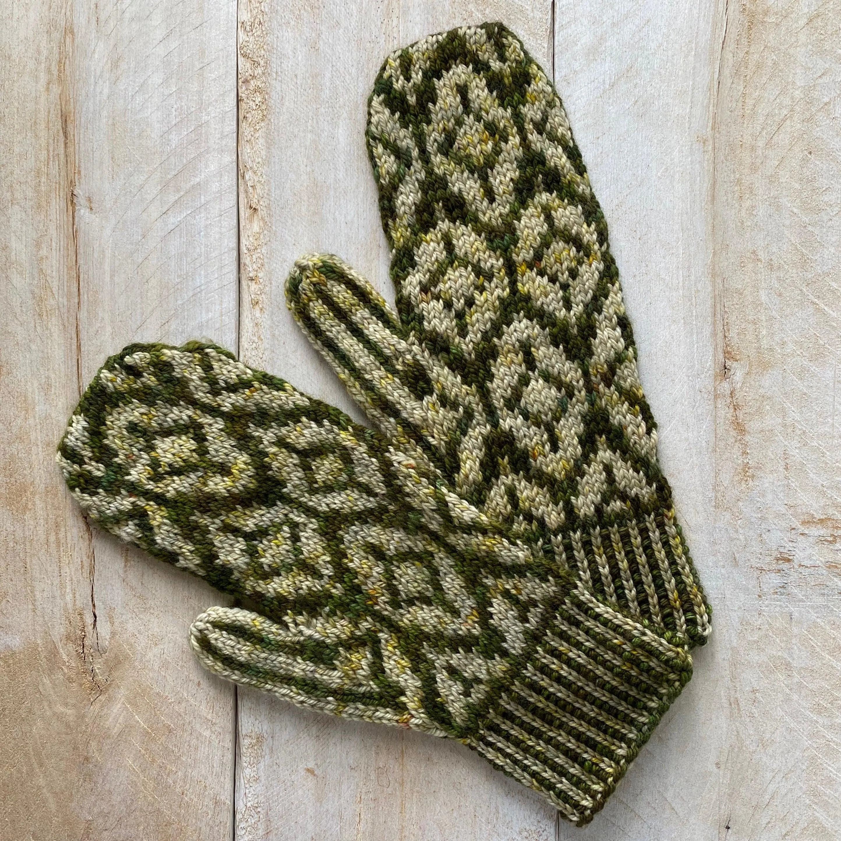 LANCELOT | Free Mitten Pattern In Stranded Colorwork