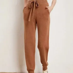 Women - Knitted Trousers - Stylish Winter Chic - Cosy Fashion Essentials